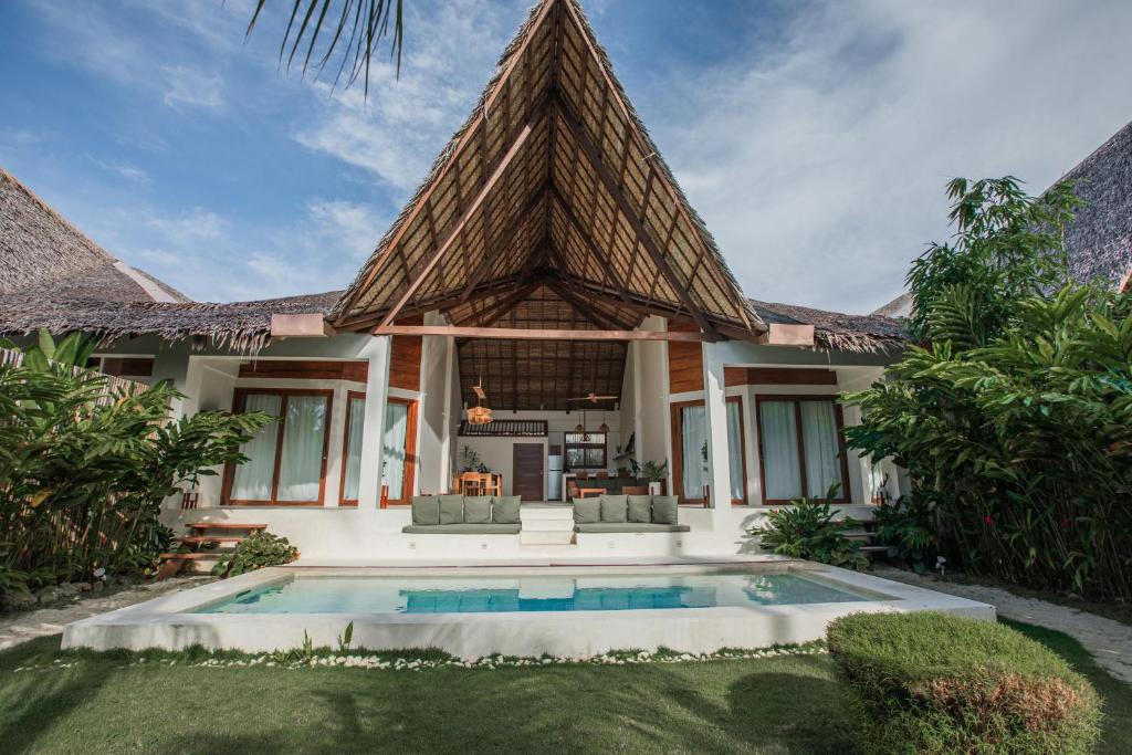 uma vista para o exterior de uma villa com piscina em SEACLUB Siargao em General Luna