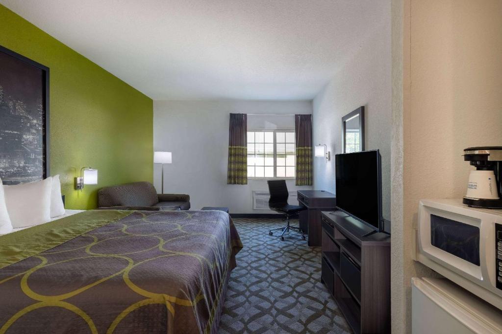Super 8 by Wyndham De Soto photo