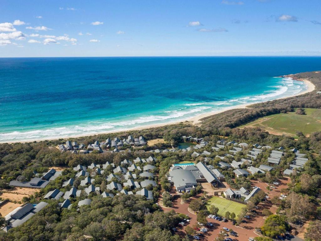 - une vue aérienne sur une plage avec des maisons et l'océan dans l'établissement Pullman Bunker Bay Resort Margaret River, à Dunsborough