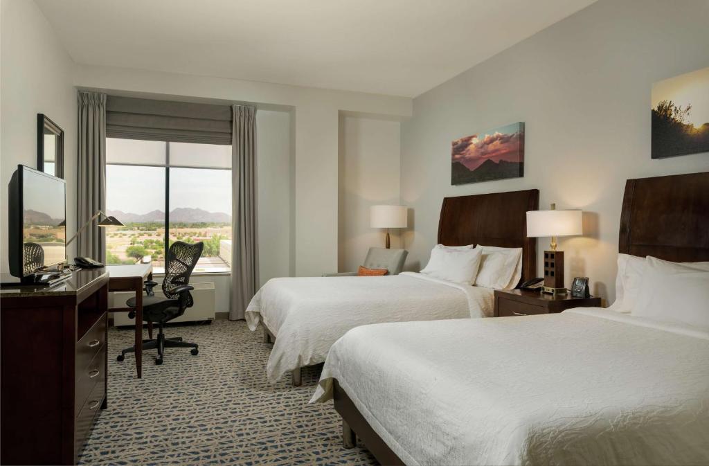 Кровать или кровати в номере Hilton Garden Inn Phoenix Airport North