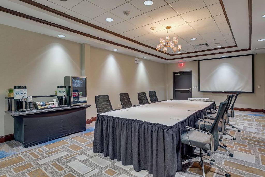 Бизнес-центр и/или конференц-зал в Hilton Garden Inn Phoenix Airport North