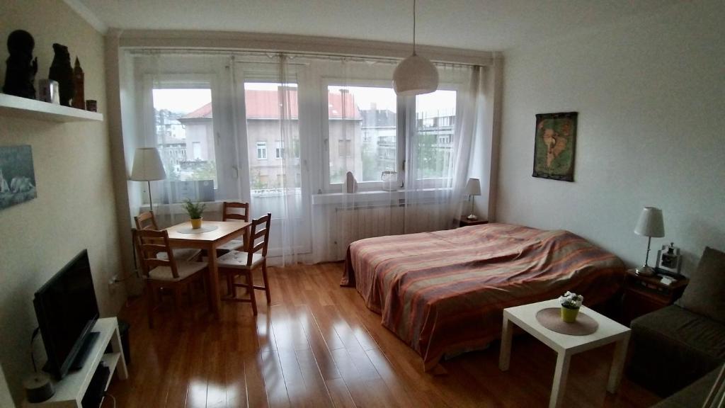 1 dormitorio con 1 cama, mesa y sillas en Buda Downtown Apartment en Budapest