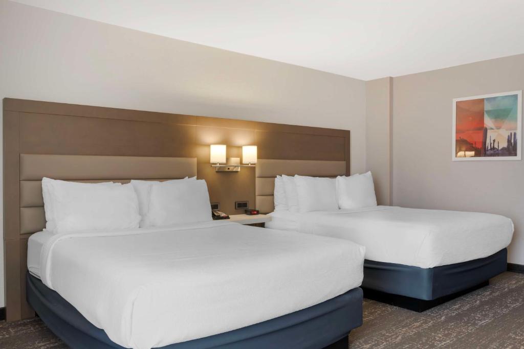 Postel nebo postele na pokoji v ubytování Best Western Plus Sparks-Reno Hotel