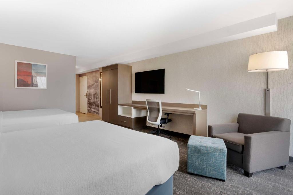 TV a/nebo společenská místnost v ubytování Best Western Plus Sparks-Reno Hotel