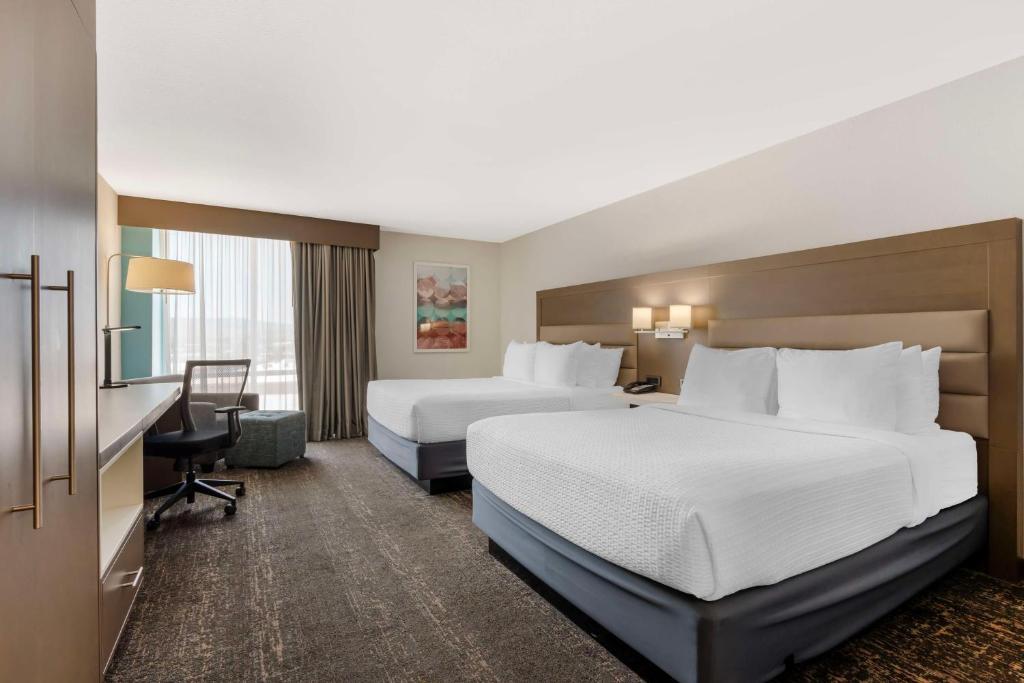 Postel nebo postele na pokoji v ubytování Best Western Plus Sparks-Reno Hotel