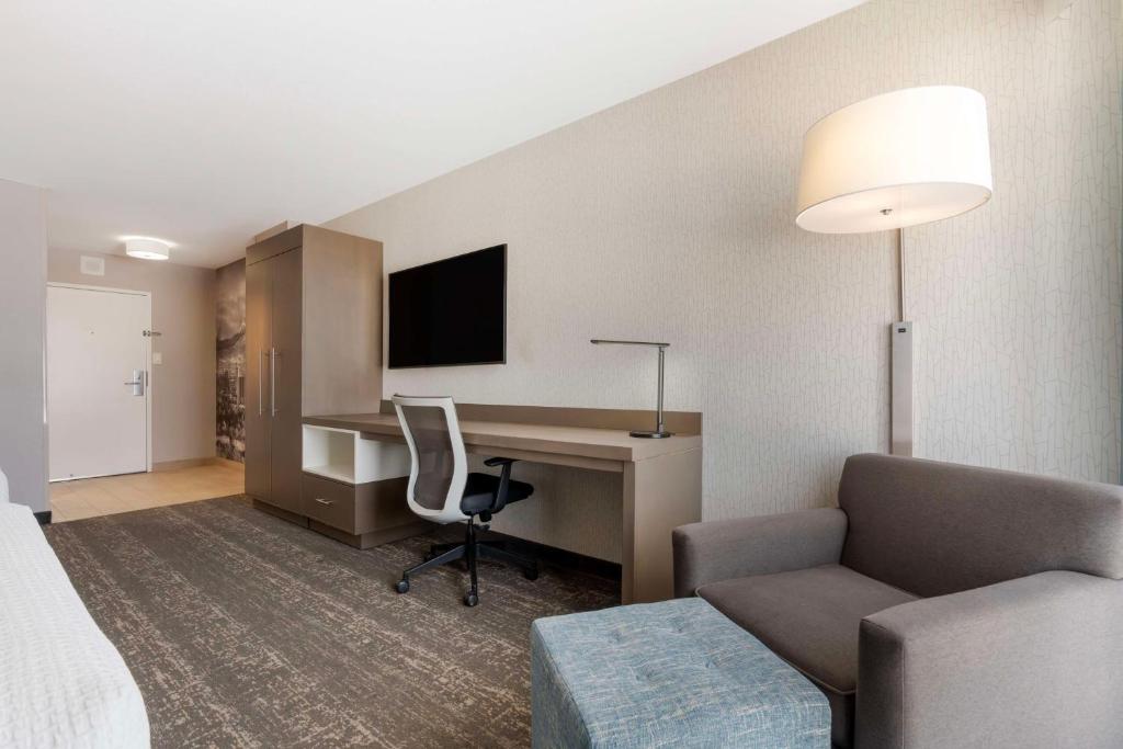 TV a/nebo společenská místnost v ubytování Best Western Plus Sparks-Reno Hotel