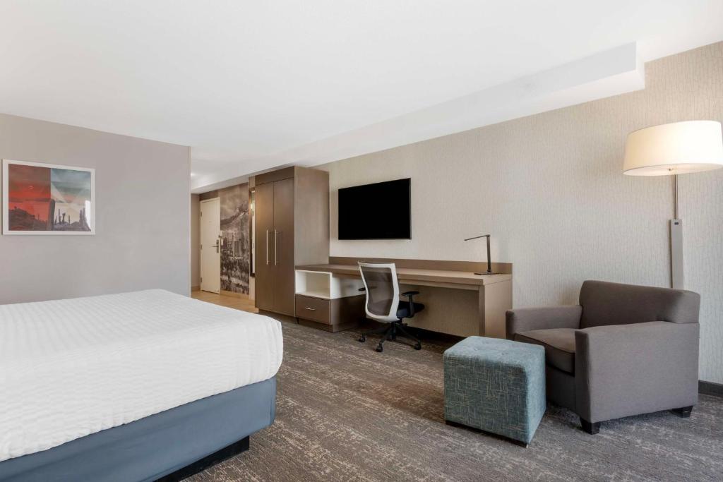 Postel nebo postele na pokoji v ubytování Best Western Plus Sparks-Reno Hotel