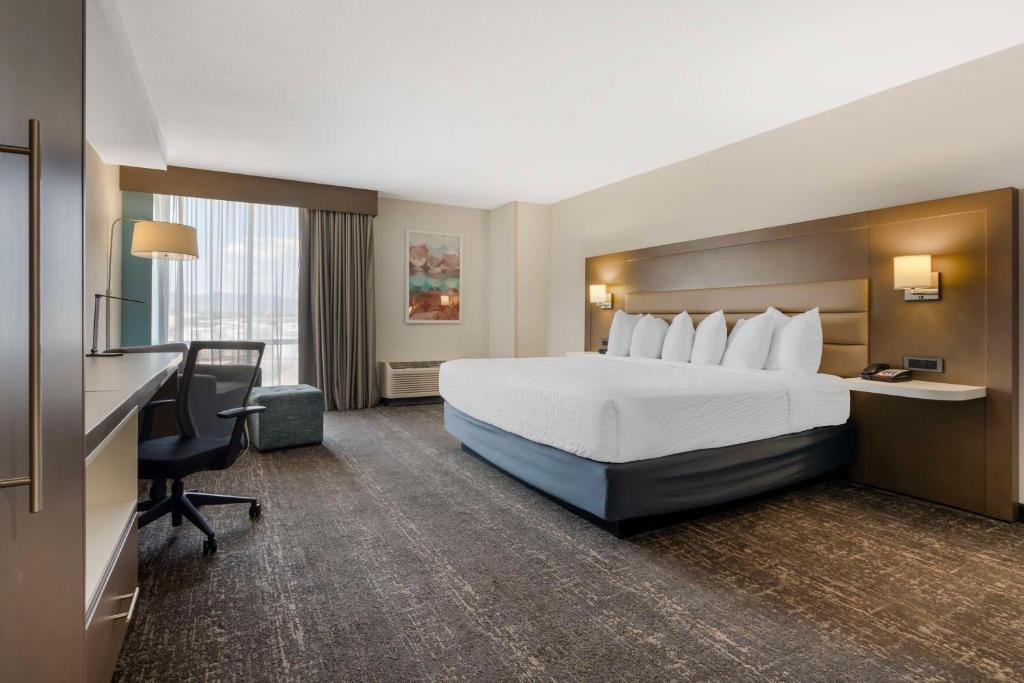 Postel nebo postele na pokoji v ubytování Best Western Plus Sparks-Reno Hotel