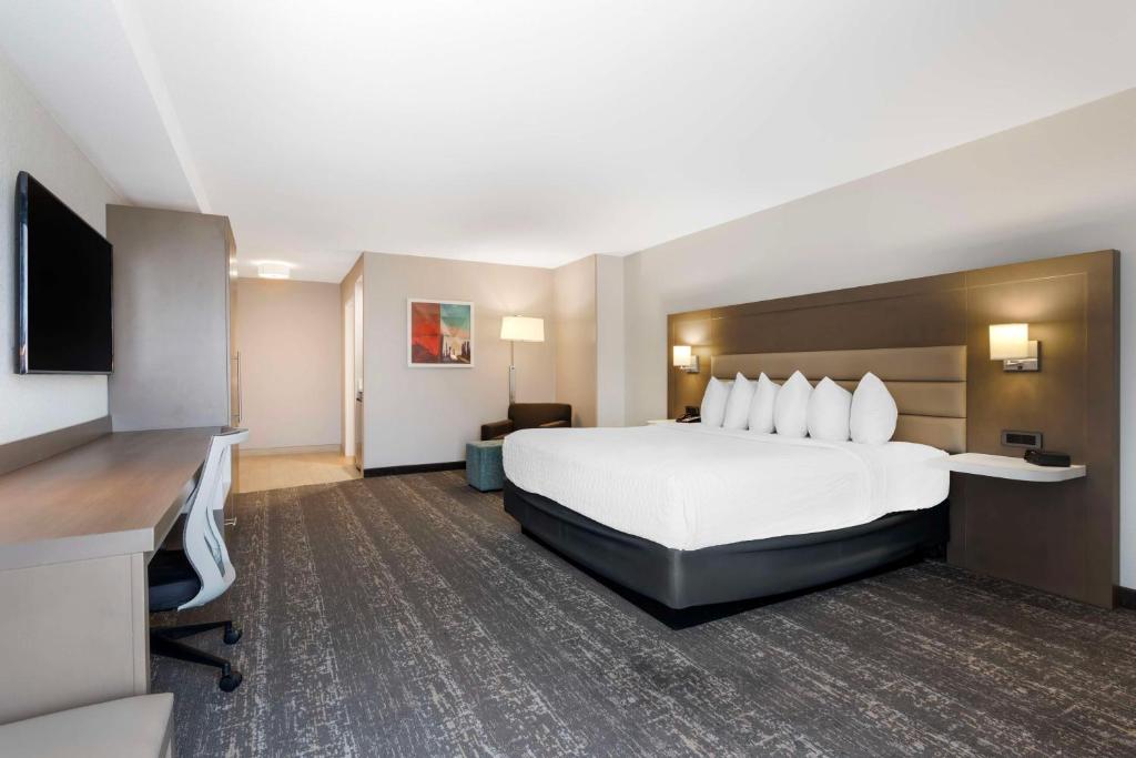 Postel nebo postele na pokoji v ubytování Best Western Plus Sparks-Reno Hotel