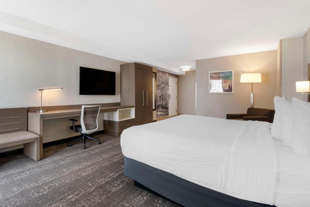 TV a/nebo společenská místnost v ubytování Best Western Plus Sparks-Reno Hotel