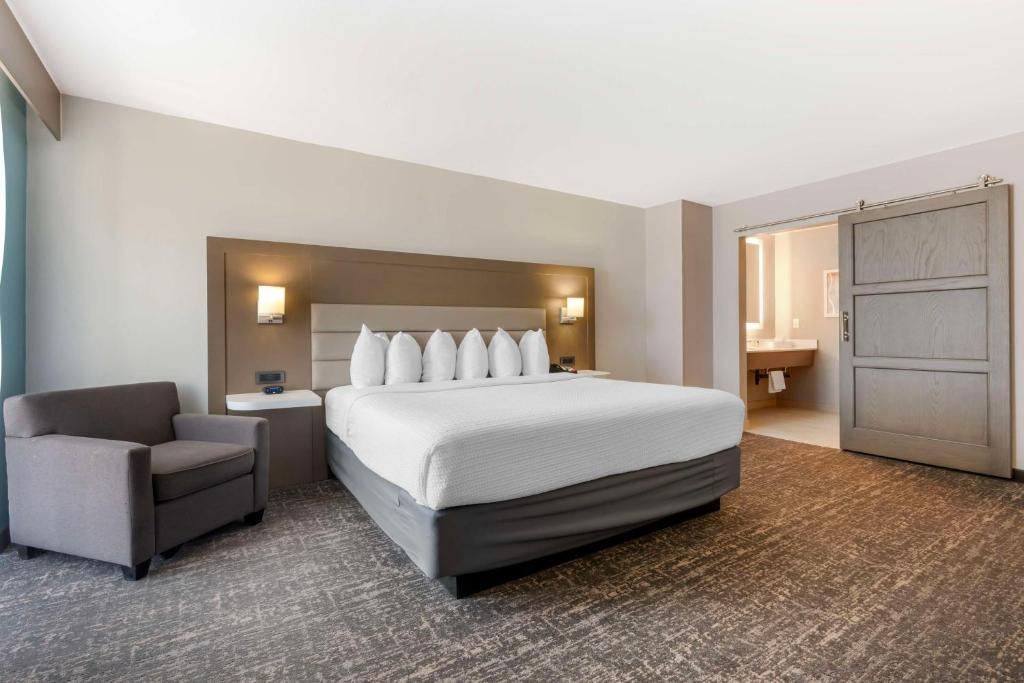 Postel nebo postele na pokoji v ubytování Best Western Plus Sparks-Reno Hotel