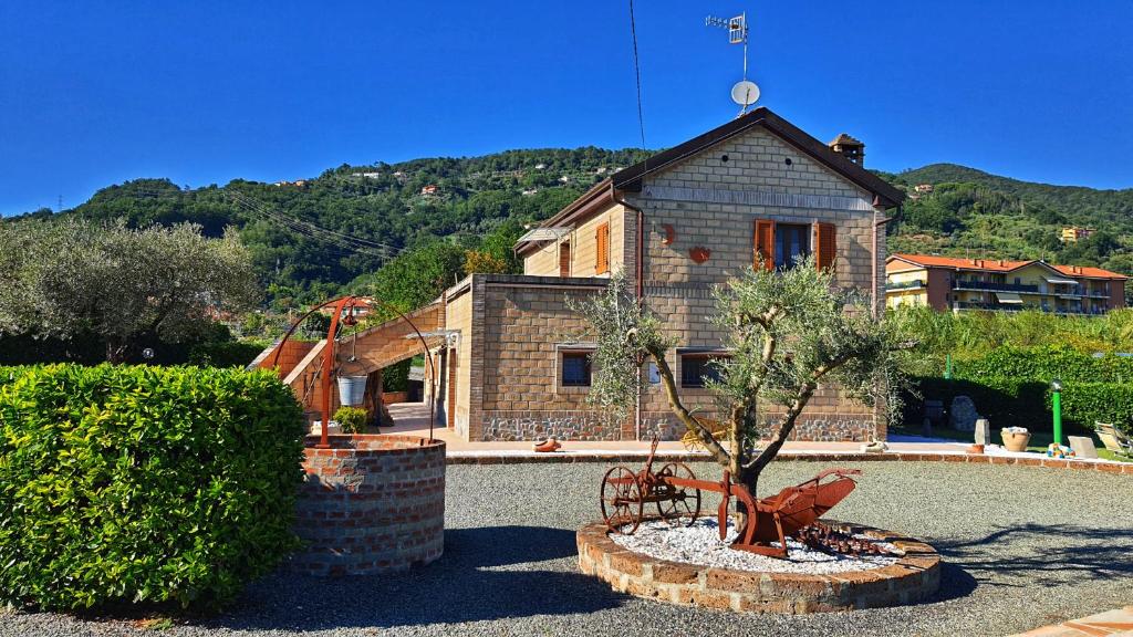 Albiano的住宿－Spicchio di Luna - Casa Vacanze，前面有一棵树的房子