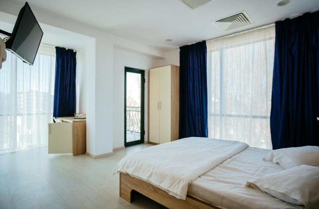 エフォリエ・ノルドにあるBluMarineのベッドルーム1室(青いカーテン付きの大型ベッド1台付)