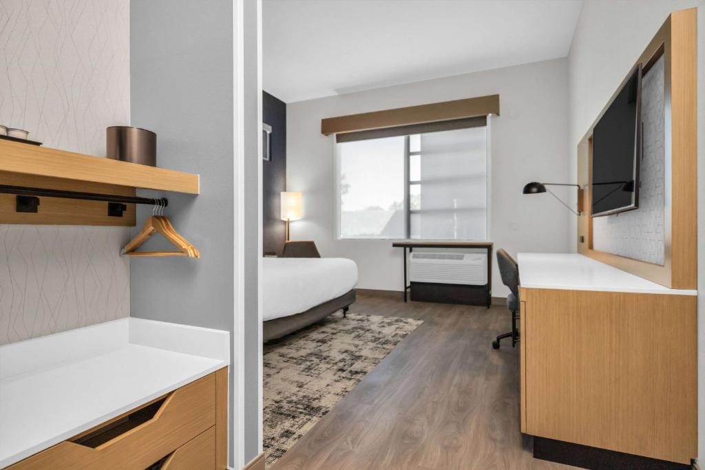 La Quinta Inn & Suites by Wyndham San Jose Airport-Downtown photo