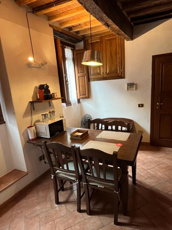 - une cuisine et une salle à manger avec une table et des chaises dans l'établissement L' Antico Lavatoio, à Pitigliano