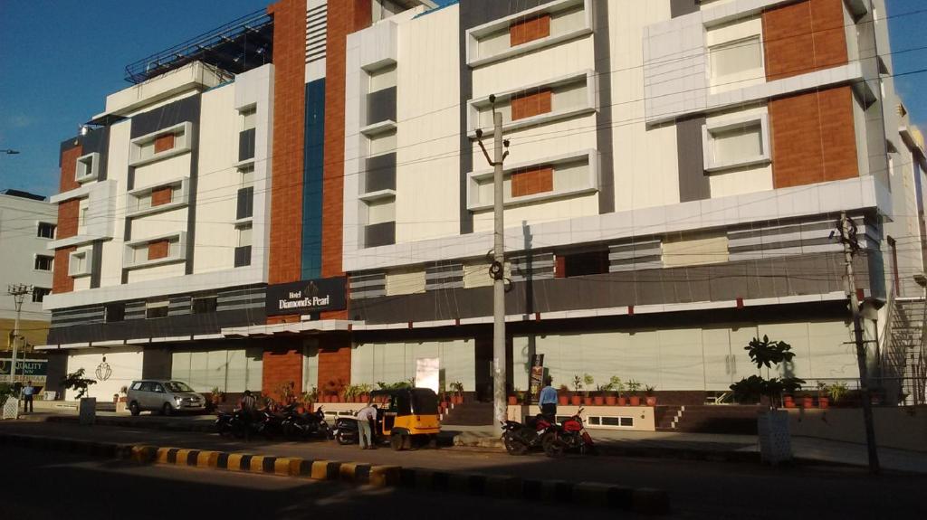 um grande edifício com motos estacionadas em frente em Hotel Diamonds Pearl em Visakhapatnam