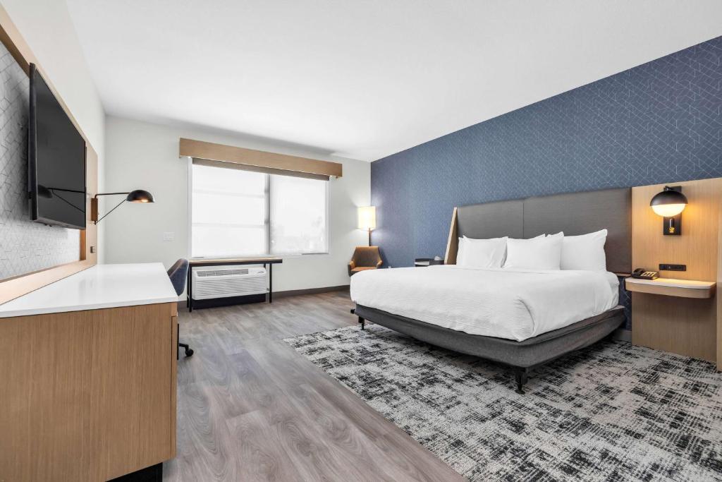 La Quinta Inn & Suites by Wyndham San Jose Airport-Downtown photo