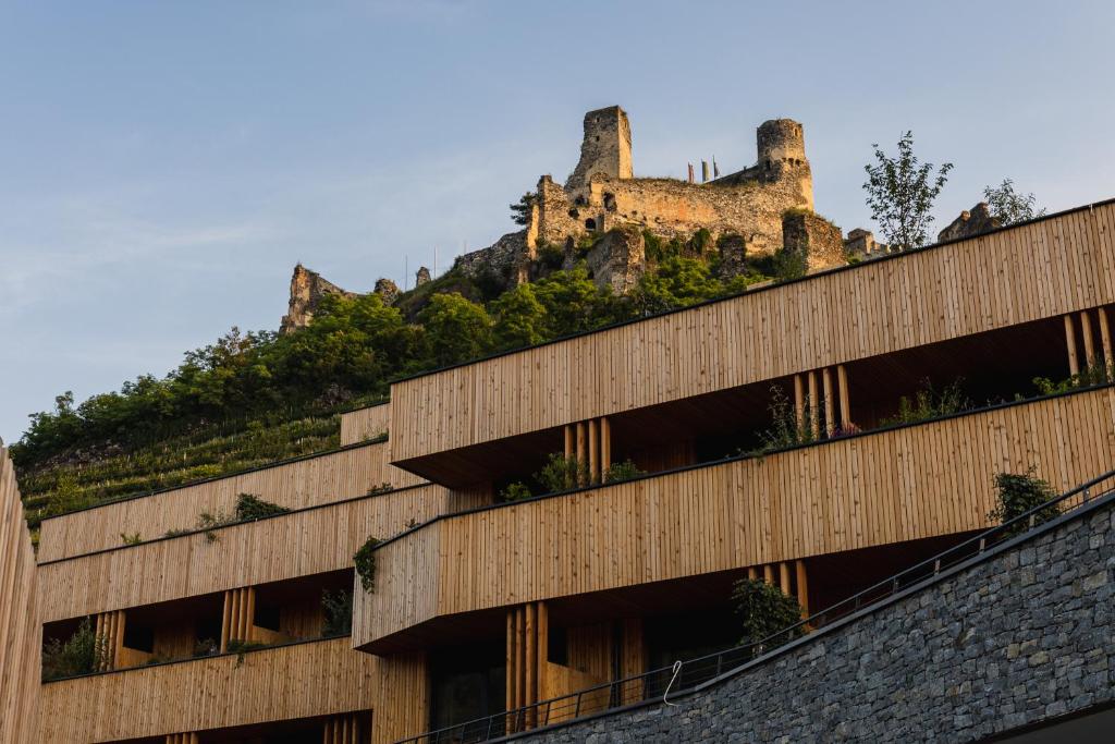 un edificio con un castillo en la cima de una colina en Weinhaus Nigl - Hotel, Restaurant und Spa, en Senftenberg