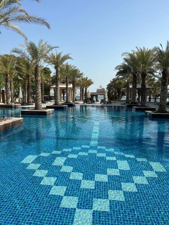 Spacious 2-bedroom beachfront apartment with pool - Housity