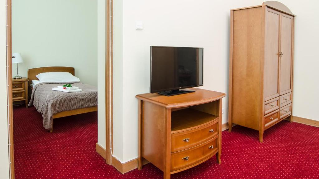 Televízia a/alebo spoločenská miestnosť v ubytovaní Hotel Łazienkowski