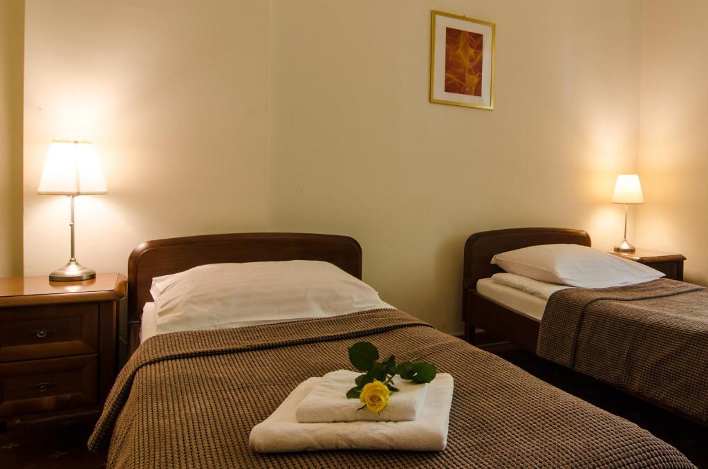 Posteľ alebo postele v izbe v ubytovaní Hotel Łazienkowski