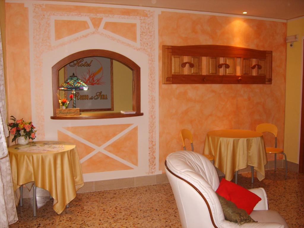 um quarto com duas mesas e uma cadeira e um espelho em Hotel Rosso Di Sera em Pietramelara