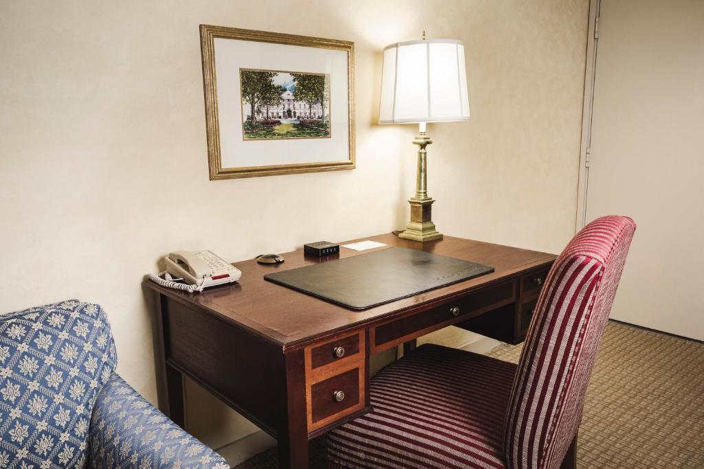Griffin Hotel, an official Colonial Williamsburg Hotel - Deluxe King Room