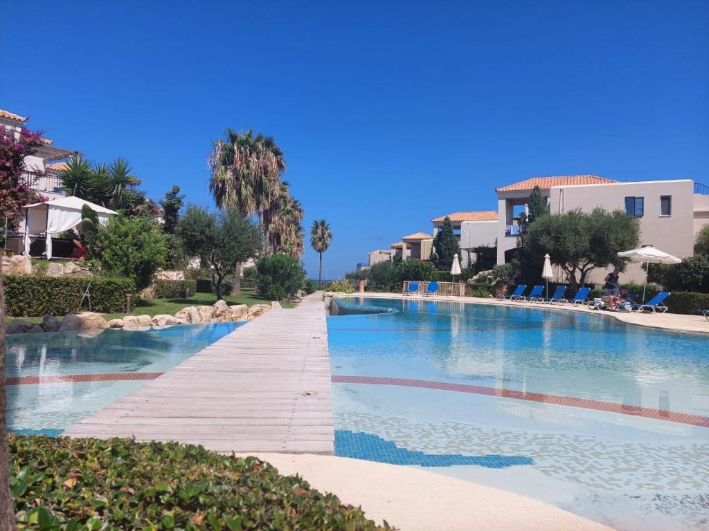 una piscina in un resort con passerella di Infinity Night Villa a Chania