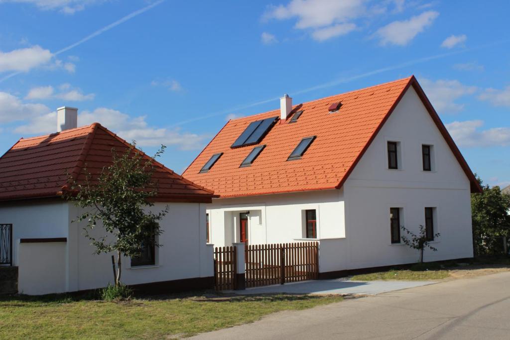 BakonyszentlászlóにあるBakonyi Vándor Túralak és Kempingのオレンジ色の屋根の白い家
