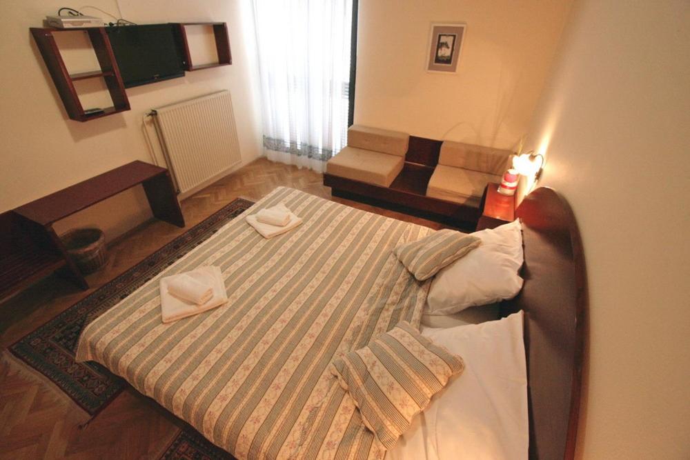 um quarto com uma cama com duas toalhas em Gostilna Žolnir em Kostanjevica na Krki