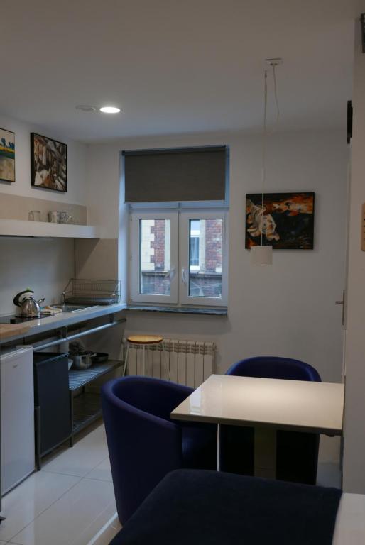 Kuchyňa alebo kuchynka v ubytovaní ROOMS BYTOM