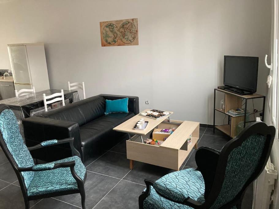 a living room with a couch and two chairs at Maison tout confort in Corbie