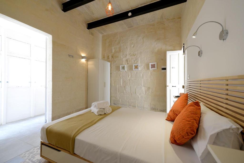 Postel nebo postele na pokoji v ubytování Private rooms with bathroom in Valletta