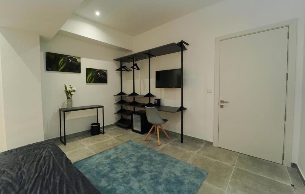 TV a/nebo společenská místnost v ubytování Private rooms with bathroom in Valletta
