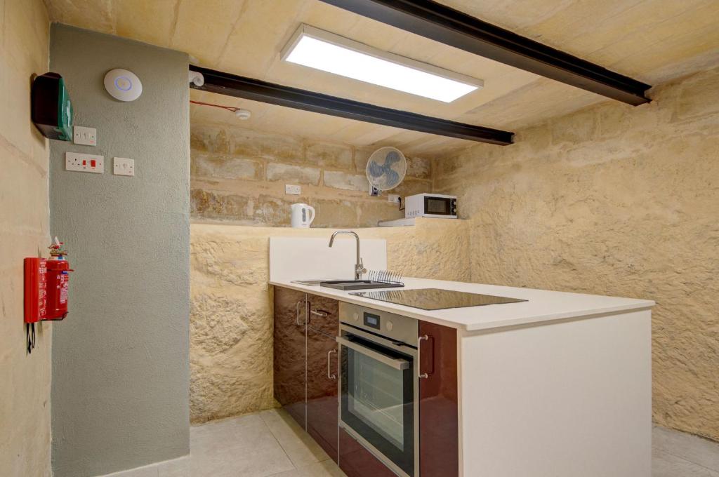 Kuchyň nebo kuchyňský kout v ubytování Private rooms with bathroom in Valletta