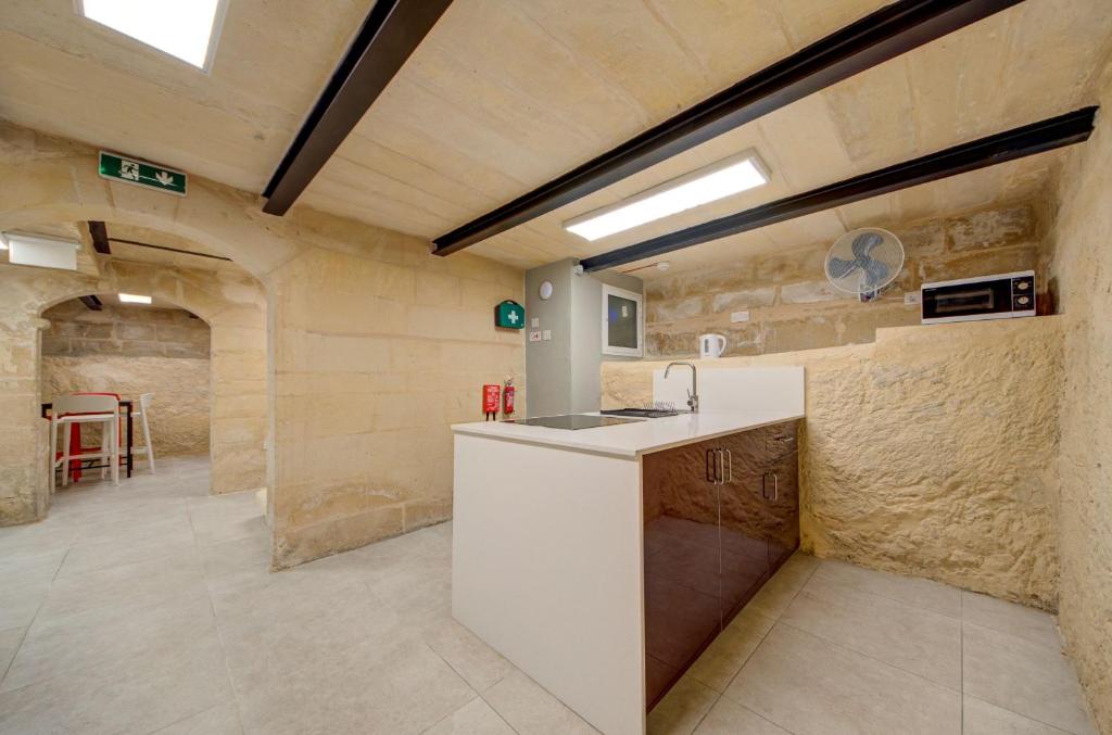 Kuchyň nebo kuchyňský kout v ubytování Private rooms with bathroom in Valletta