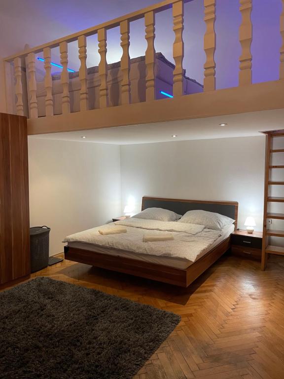 - une chambre avec un lit et une mezzanine dans l'établissement Apartment 1080, à Vienne