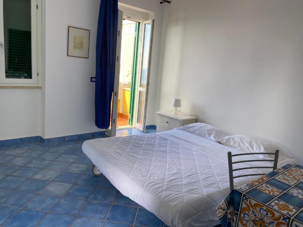 ポンツァにあるPonzamania Appartamenti da Laviniaのベッドルーム(白いベッド1台、窓付)