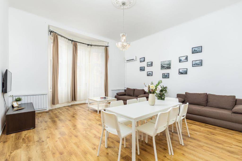 ブダペストにあるReal Apartments Lovagのリビングルーム(白いテーブル、ソファ付)