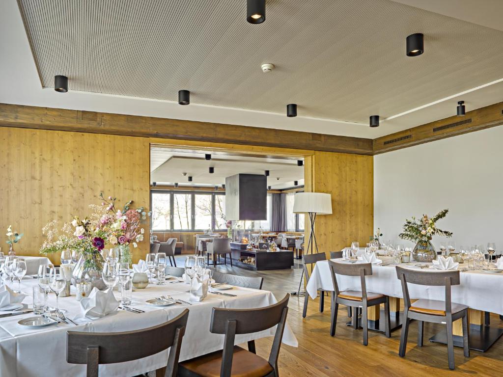 Restoran või mõni muu söögikoht majutusasutuses Restaurant & Hotel Heidelberg
