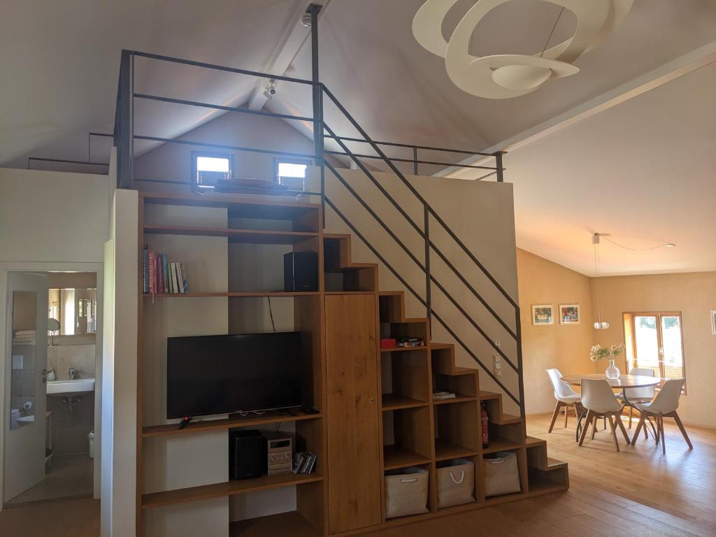 TV a/nebo společenská místnost v ubytování Ferienwohnung Kallmünz_Luftschloss