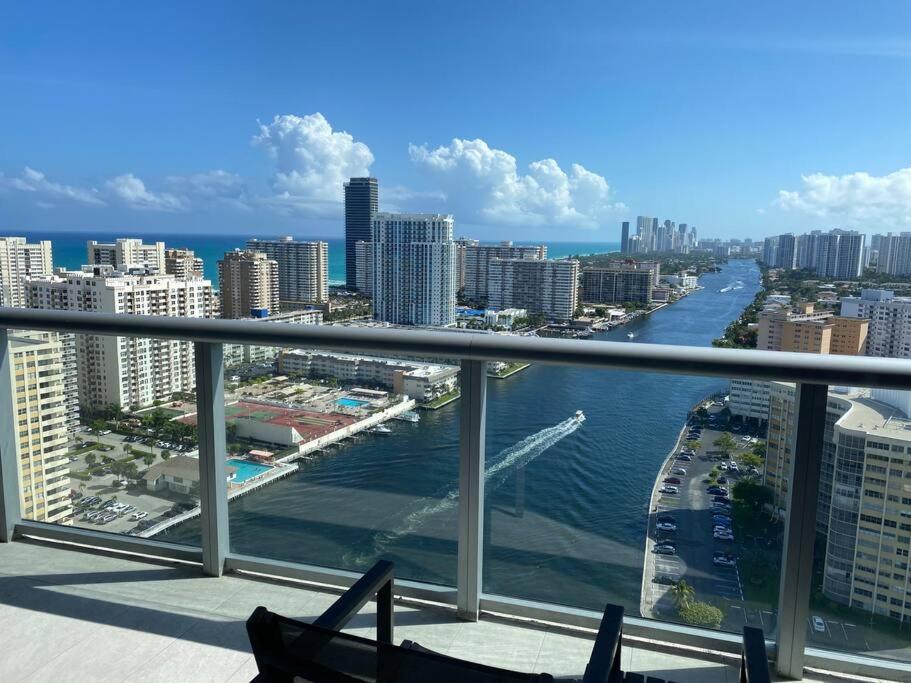 Vom Balkon einer Stadt genießen Sie Meerblick. in der Unterkunft King bed kitchen and dining area Apmt in Miami in Hallandale Beach