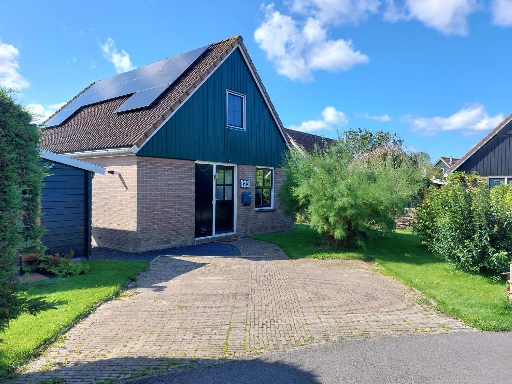 een huis met zonnepanelen op het dak bij 't Zyper Eilant 123 in Oudesluis