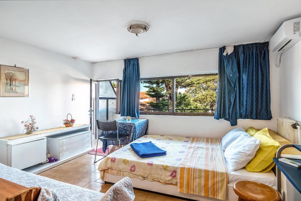 sypialnia z łóżkiem, biurkiem i oknem w obiekcie Studio in Gastouni w mieście Gastoúni