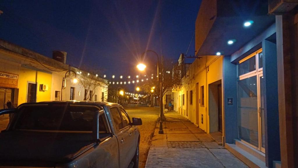 un coche aparcado en el lado de una calle por la noche en Monoambiente centrico en Gualeguaychú