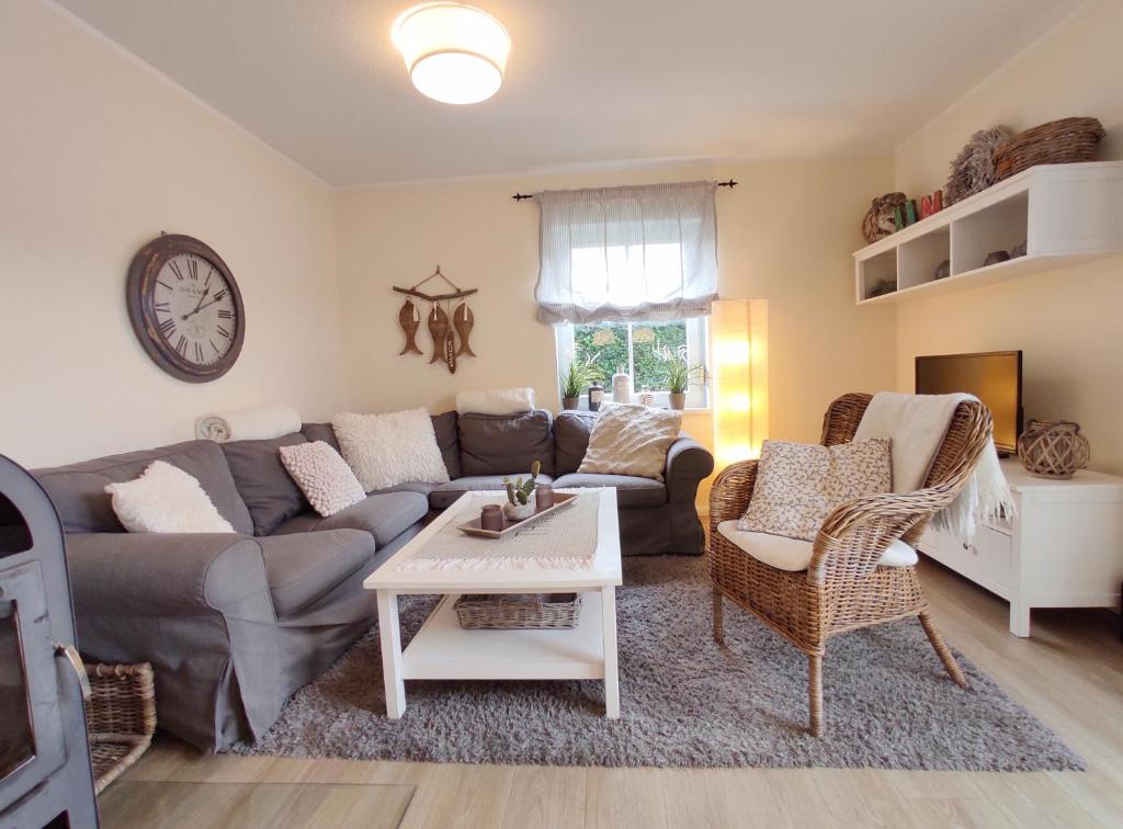 ein Wohnzimmer mit einem Sofa und einem Tisch in der Unterkunft Haus am Meer 63 in Kaltenhof