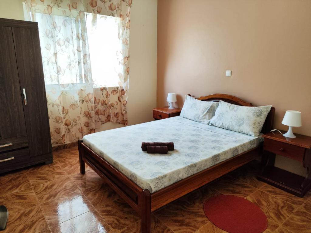 - une chambre avec un lit et une fenêtre dans l'établissement Casa Andrade Delgado - Rotxa Grande, à Ponta do Sol
