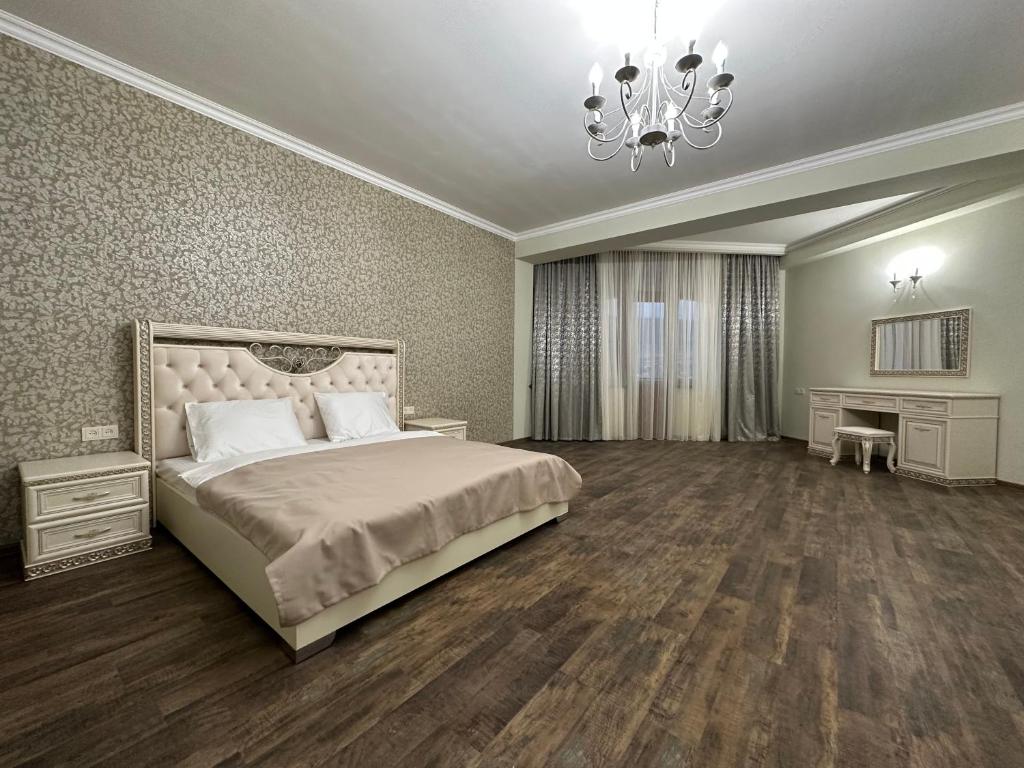Postel nebo postele na pokoji v ubytování Gandzak Hotel