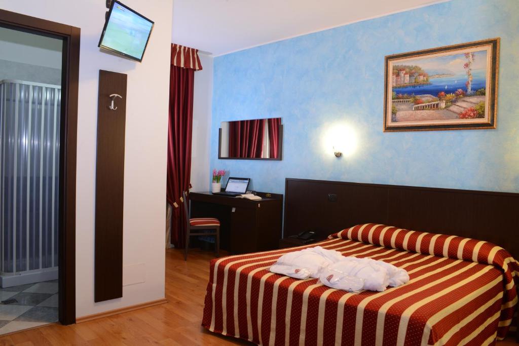 um quarto de hotel com uma cama com toalhas em Hotel Iacone em Chieti
