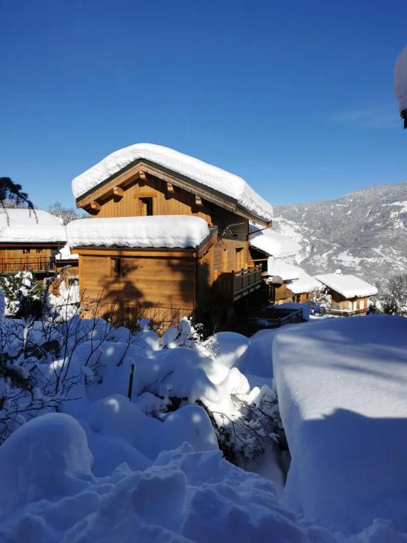 une cabine recouverte de neige avec un tas de neige dans l'établissement Meribel le chalet d'eugénie, à Les Allues